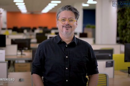 blog_inteligencia-artificial Headshot of Dana Montenegro standing in an open office space